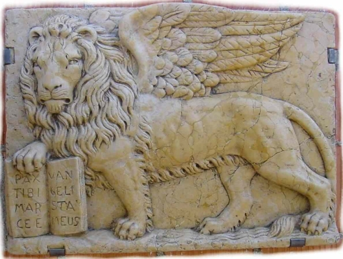 Крылатый лев держит Евангелие от Марка