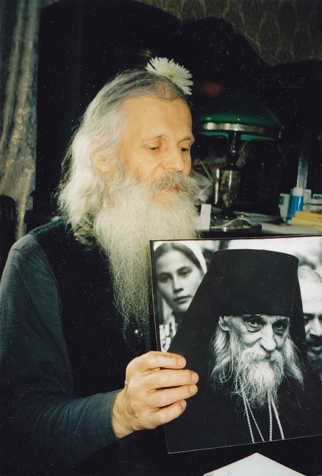 отец Виктор с портретом отца Серафима Тяпочкина