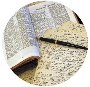 библия и блокнот с записями