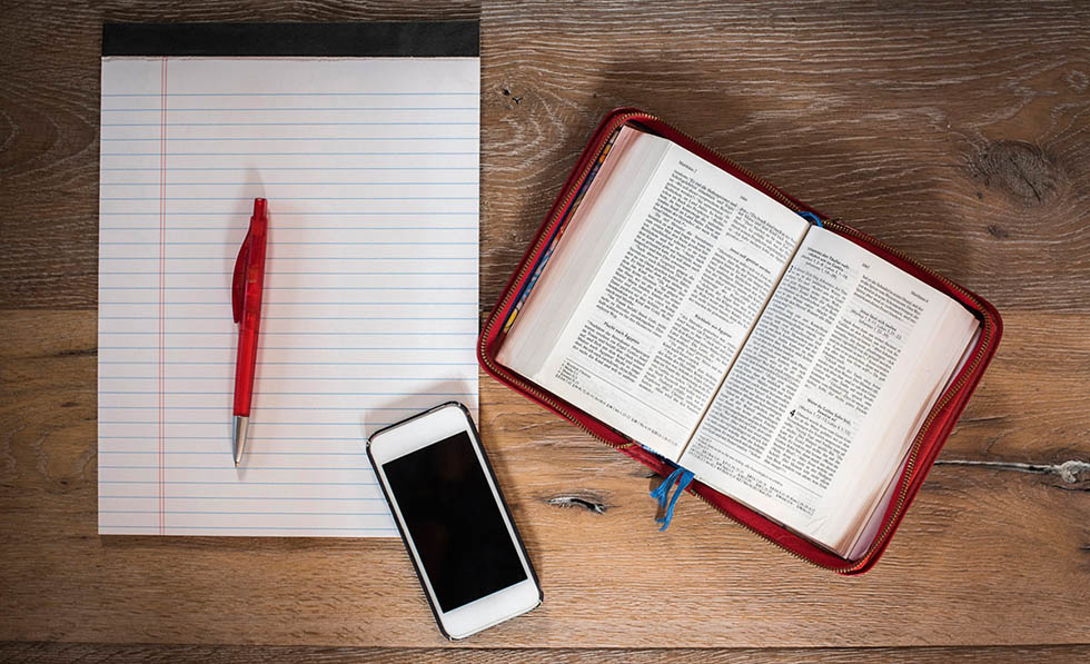 библия и блокнот с ручкой регулярность чтения писания