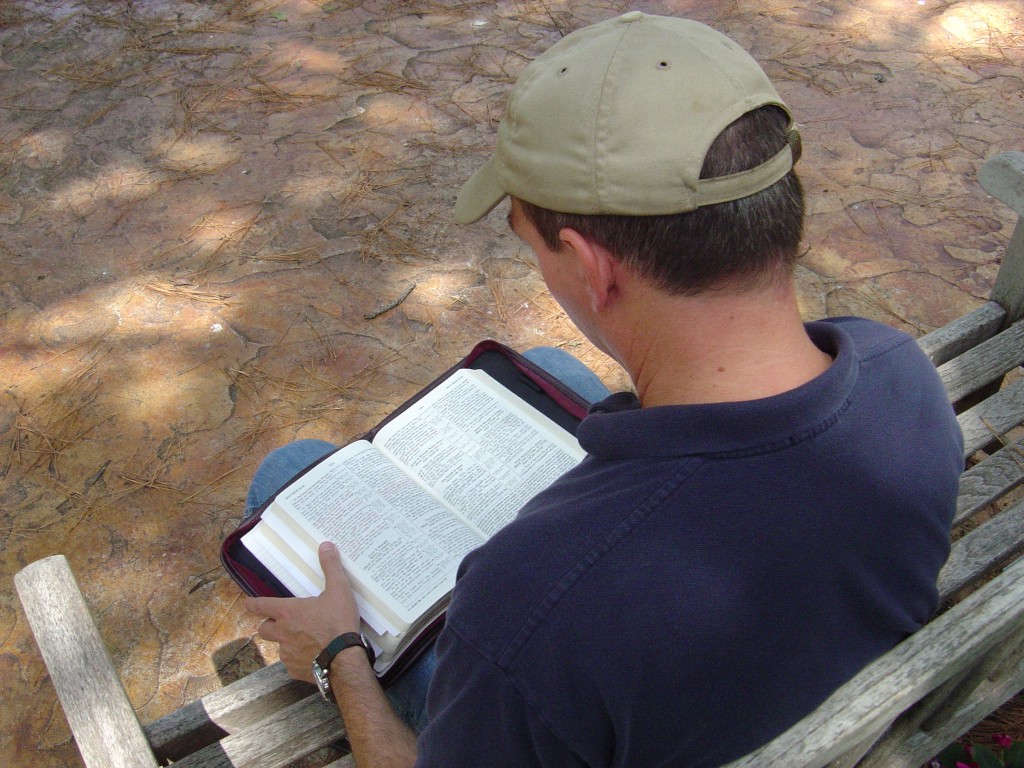 парень читает Библию
